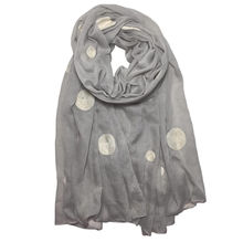 Écharpe en gros pois coloré sur un fond coloré