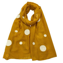 Écharpe en gros pois coloré sur un fond coloré