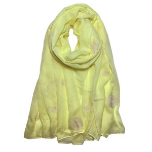 Écharpe en gros pois coloré sur un fond coloré