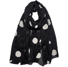 Écharpe en gros pois coloré sur un fond coloré