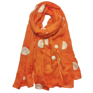 Écharpe en gros pois coloré sur un fond coloré