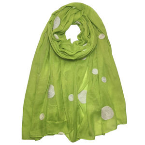 Écharpe en gros pois coloré sur un fond coloré