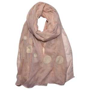 Écharpe en gros pois coloré sur un fond coloré