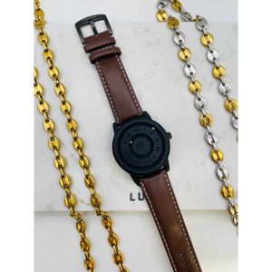 Montre bracelet analogique à disque rotatif avec motif