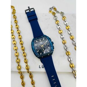 Montre bracelet  à boitier forme tonneau sur bracelet en silicone