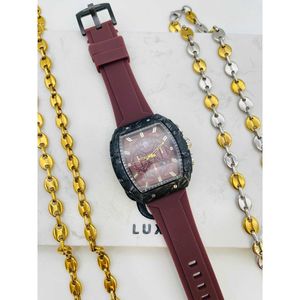 Montre bracelet  à boitier forme tonneau sur bracelet en silicone