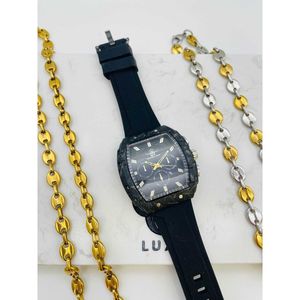 Montre bracelet  à boitier forme tonneau sur bracelet en silicone