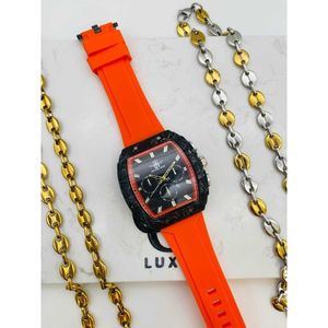 Montre bracelet  à boitier forme tonneau sur bracelet en silicone