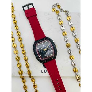 Montre bracelet  à boitier forme tonneau sur bracelet en silicone