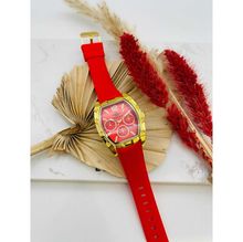 Montre bracelet à boîtier doré sur bracelet en silicone texturé