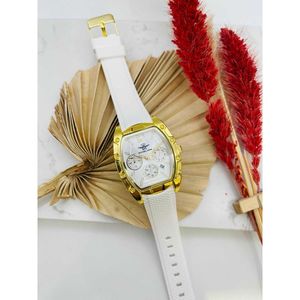 Montre bracelet à boîtier doré sur bracelet en silicone texturé