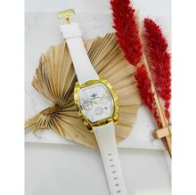 Montre bracelet à boîtier doré sur bracelet en silicone texturé