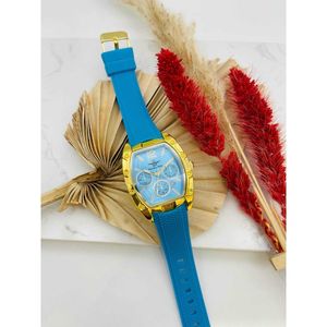 Montre bracelet à boîtier doré sur bracelet en silicone texturé