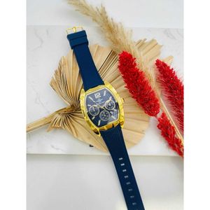 Montre bracelet à boîtier doré sur bracelet en silicone texturé