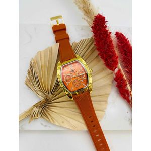 Montre bracelet à boîtier doré sur bracelet en silicone texturé