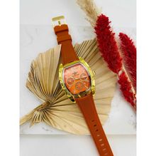 Montre bracelet à boîtier doré sur bracelet en silicone texturé