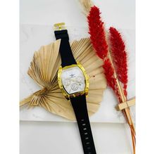 Montre bracelet à boîtier doré sur bracelet en silicone texturé