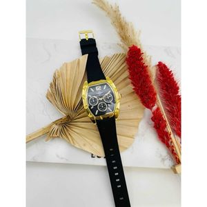 Montre bracelet à boîtier doré sur bracelet en silicone texturé