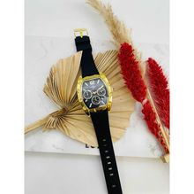 Montre bracelet à boîtier doré sur bracelet en silicone texturé