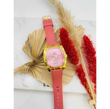 Montre bracelet à boîtier doré sur bracelet en silicone texturé