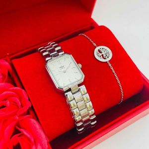 Coffret rouge : montre femme au design carrée + bracelet en argenté