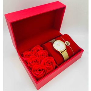 Coffret rouge avec roses : montre cerclée à lanière dorée + bijoux en acier