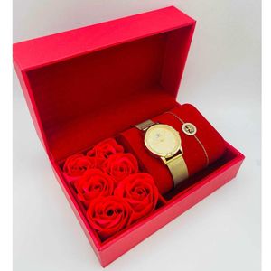 Coffret rouge avec roses : montre cerclée à lanière dorée + bijoux en acier