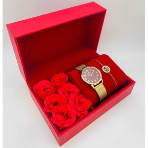Coffret rouge avec roses : montre cerclée à lanière dorée + bijoux en acier