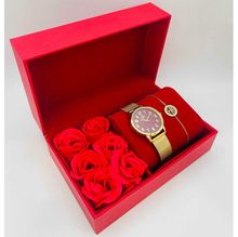 Coffret rouge avec roses : montre cerclée à lanière dorée + bijoux en acier