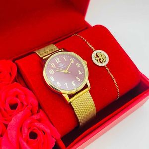 Coffret rouge avec roses : montre cerclée à lanière dorée + bijoux en acier