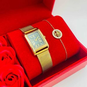 Coffret rouge d'une montre à chiffres romains dorée + bracelet en acier