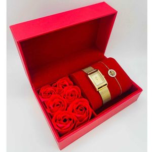 Coffret rouge d'une montre à chiffres romains dorée + bracelet en acier