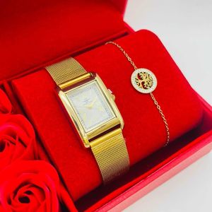 Coffret rouge d'une montre à chiffres romains dorée + bracelet en acier