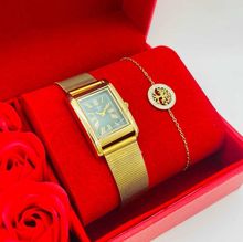 Coffret rouge d'une montre à chiffres romains dorée + bracelet en acier