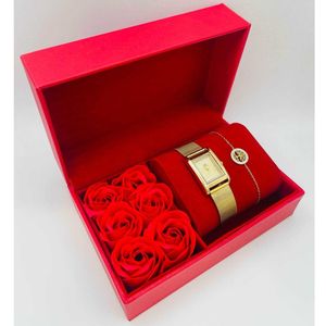 Coffret rouge d'une montre à chiffres romains dorée + bracelet en acier