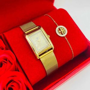 Coffret rouge d'une montre à chiffres romains dorée + bracelet en acier