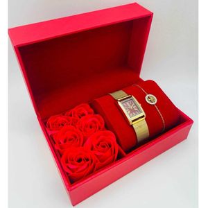 Coffret rouge d'une montre à chiffres romains dorée + bracelet en acier