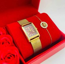 Coffret rouge d'une montre à chiffres romains dorée + bracelet en acier