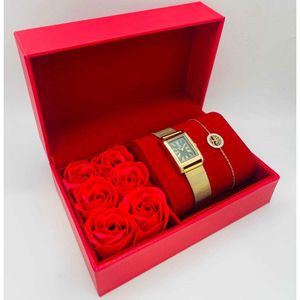 Coffret rouge d'une montre à chiffres romains dorée + bracelet en acier