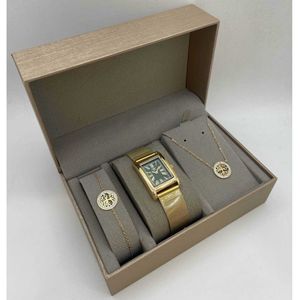 coffret taupe d'une montre à chiffres romains dorée + bijoux en acier