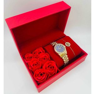 Coffret rouge : montre arrondie sertis de strass  doré + bracelet en acier