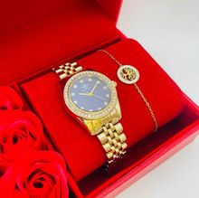 Coffret rouge : montre arrondie sertis de strass  doré + bracelet en acier