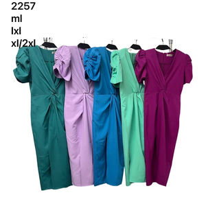 Robe de cérémonie mi-longue à manches bouffantes avec un drapée central