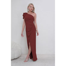 Robe de cérémonie longue asymétrique à épaule drapée et fente latérale