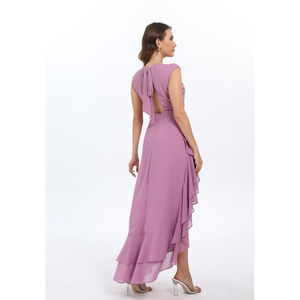 Robe longue à silhouette fluide et jupe asymétrique à volants