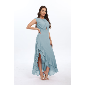 Robe longue à silhouette fluide et jupe asymétrique à volants