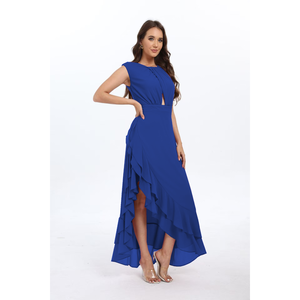 Robe longue à silhouette fluide et jupe asymétrique à volants