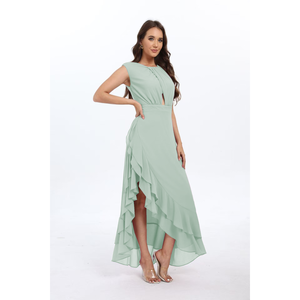 Robe longue à silhouette fluide et jupe asymétrique à volants