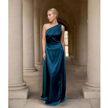 Robe longue satinnée de coupe asymétrique à une épaule et dos ouvert