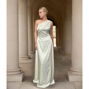 Robe longue satinnée de coupe asymétrique à une épaule et dos ouvert